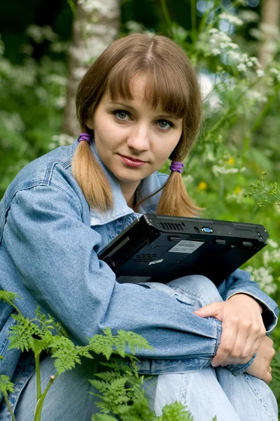 Dívka a laptop — Stock fotografie