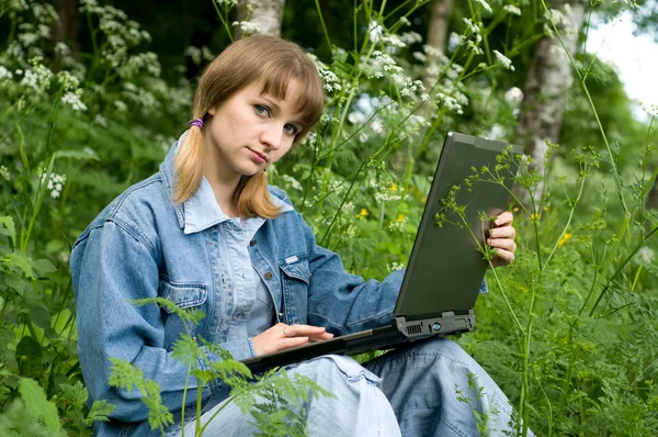 Dívka a laptop — Stock fotografie