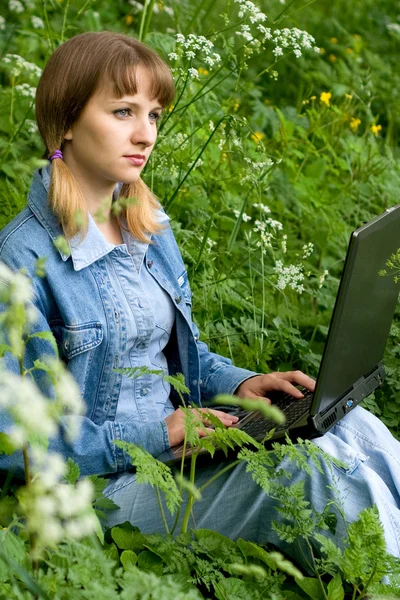 Dziewczyna i laptopa — Zdjęcie stockowe