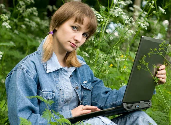 Flicka och laptop — Stockfoto