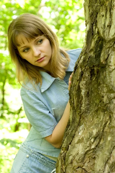 女孩和树 — 图库照片