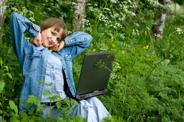 女孩和便携式计算机 — 图库照片
