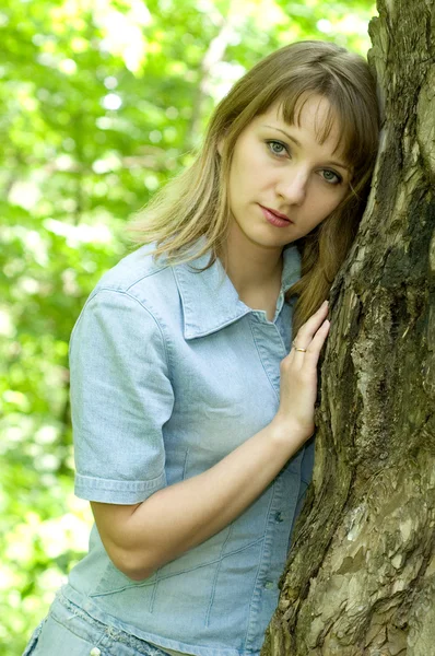 Flicka och träd — Stockfoto