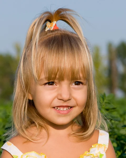 Porträtt av den lilla flickan — Stockfoto