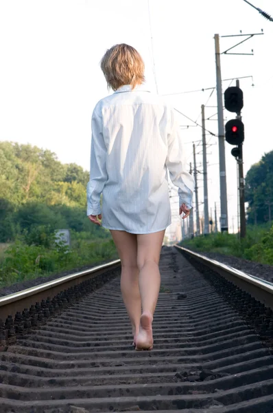 Žena a železnice — Stock fotografie