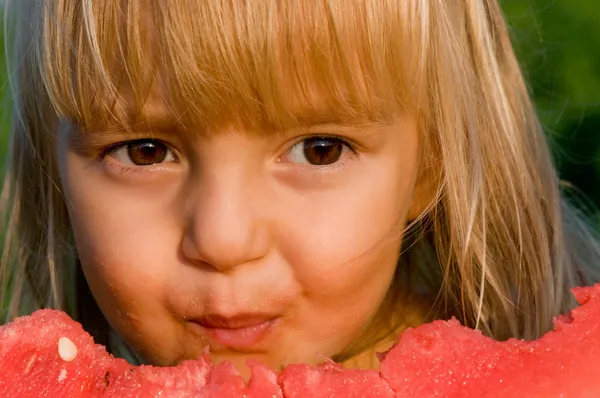 Bambina con anguria — Foto Stock