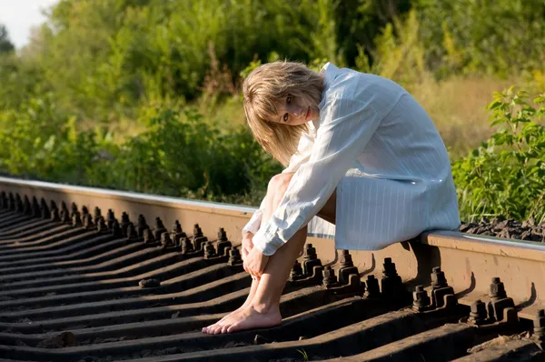 Kvinna och järnvägen — Stockfoto