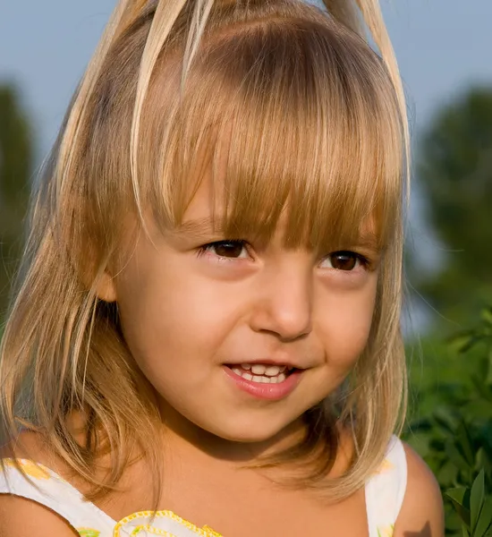 Porträtt av den lilla flickan — Stockfoto