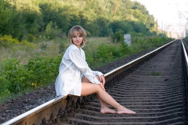 Mulher e caminho de ferro — Fotografia de Stock