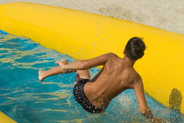 Хлопчик на водному слайді — стокове фото