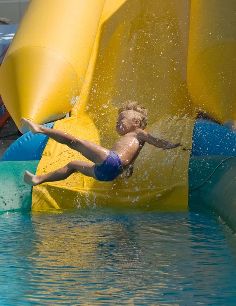Хлопчик на водному слайді — стокове фото