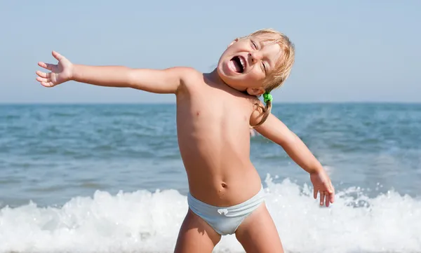 Menina na praia — Fotografia de Stock