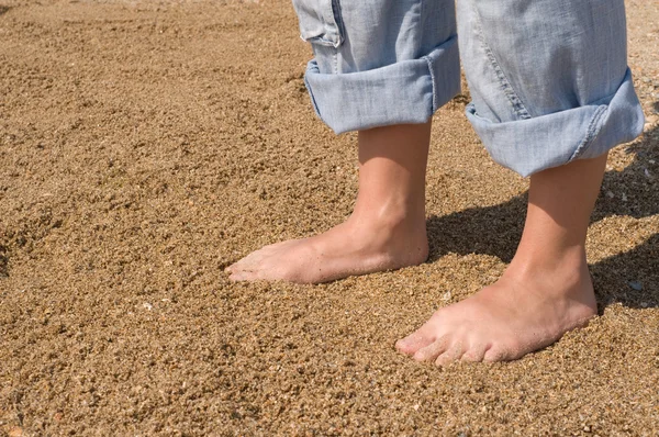 Blå armbandτα πόδια στην παραλία — Φωτογραφία Αρχείου