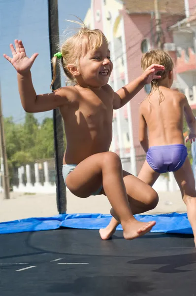 Trampoline- en kinderen — Stockfoto