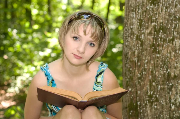 소녀 독서 책 — 스톡 사진