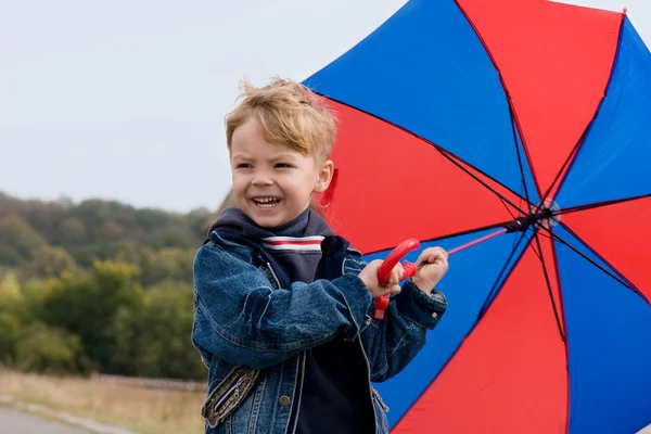 Mały chłopiec z parasolem — Zdjęcie stockowe