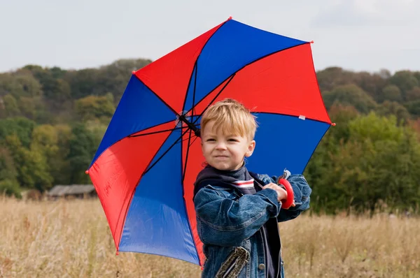 Kisfiú esernyő — Stock Fotó
