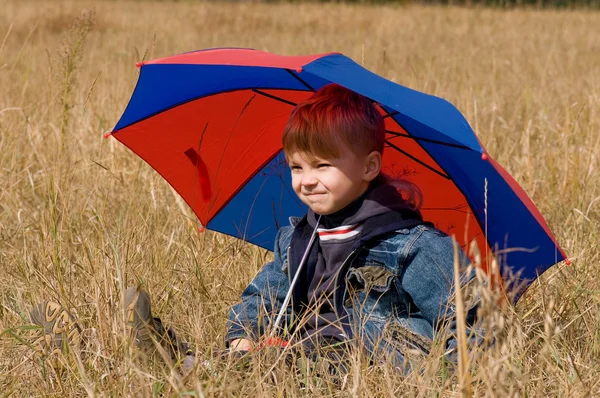 Mały chłopiec z parasolem — Zdjęcie stockowe
