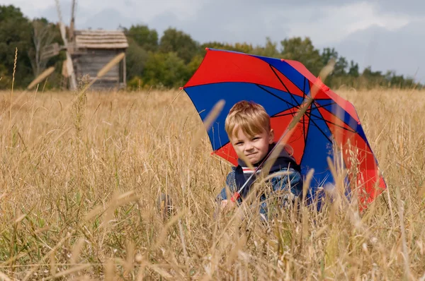 Маленький мальчик с зонтиком — стоковое фото