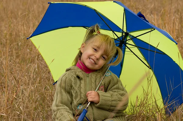Маленька дівчинка з парасолькою — стокове фото