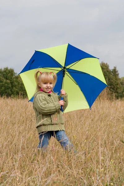 Kleines Mädchen mit Regenschirm — Stockfoto