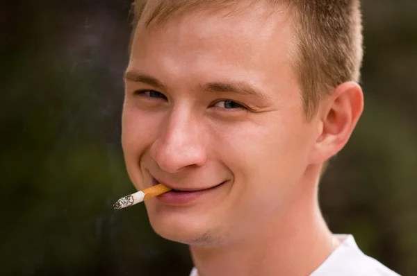 Człowiek palenia — Zdjęcie stockowe