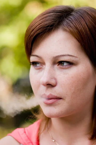 Жінки куріння — стокове фото