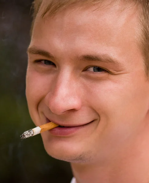 Человек курит — стоковое фото