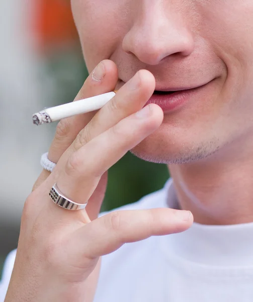 Uomo fumare — Foto Stock