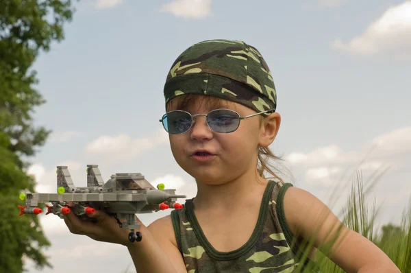 Маленький мальчик и военный самолет — стоковое фото