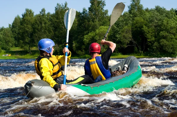 Kayak ved elven – stockfoto