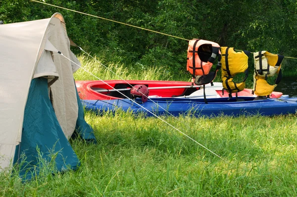 Tent and kayak — Stock Photo, Image