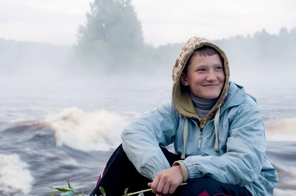 Jongen op de rivier bank — Stockfoto