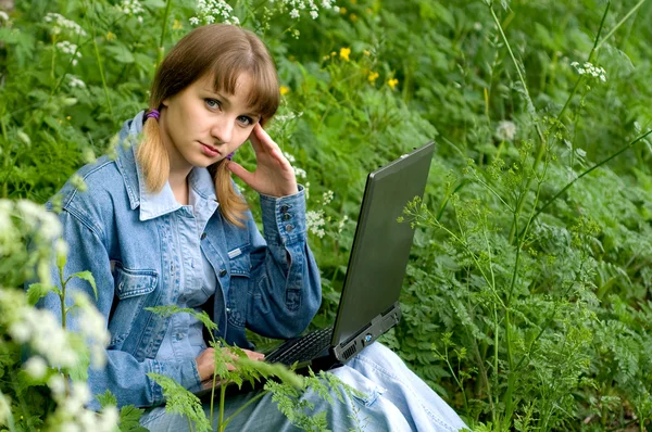 Meisje en laptop Stockfoto