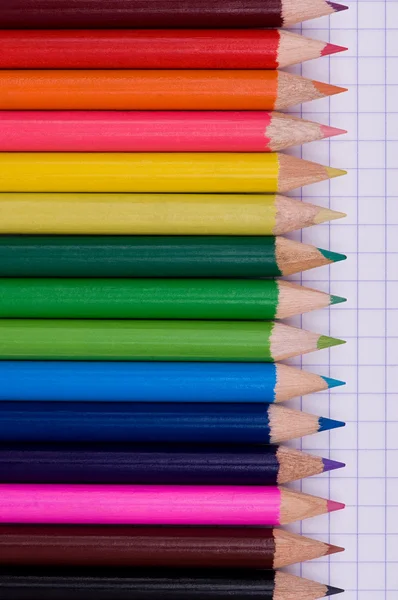 Kağıt üzerinde çok renkli kalemler — Stok fotoğraf