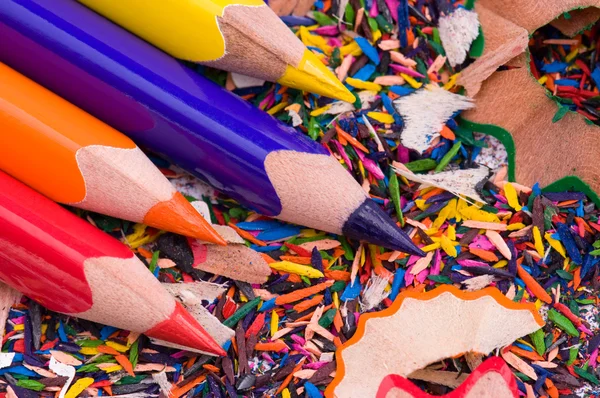 Многоцветные карандаши и стружки — стоковое фото