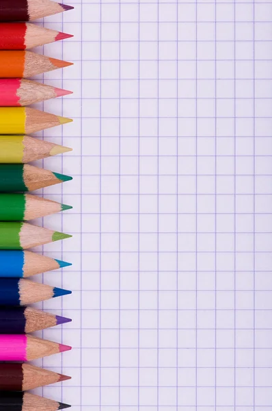 Kağıt üzerinde çok renkli kalemler — Stok fotoğraf