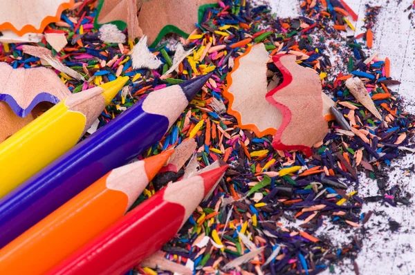 Lápis e aparas multicoloridas — Fotografia de Stock