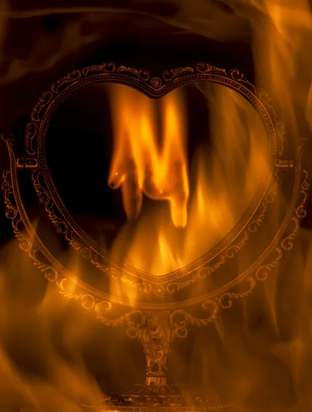 Серце у вогні — стокове фото
