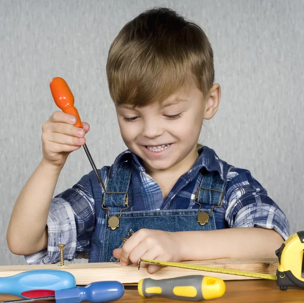Niño con herramientas —  Fotos de Stock