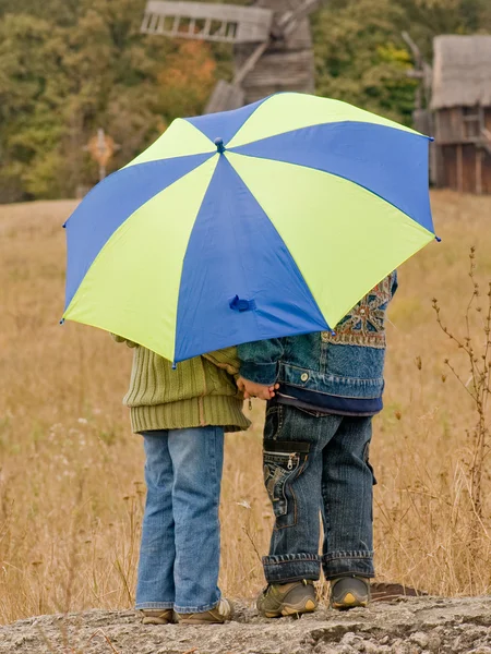 Mały chłopiec i dziewczynka z parasolem — Zdjęcie stockowe