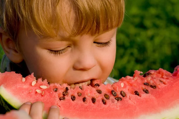 Malý chlapec s meloun — Stock fotografie
