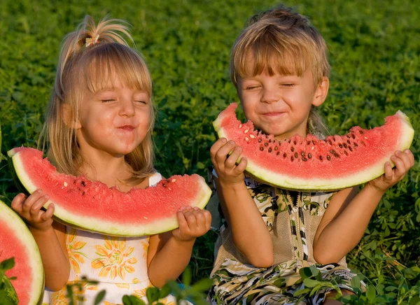 Kleines Mädchen und Junge mit Wassermelone — Stockfoto