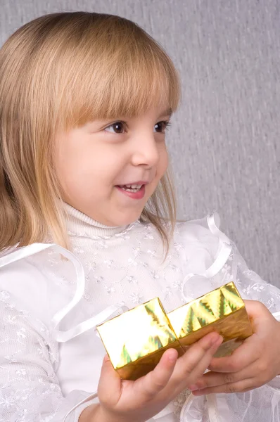 Meisje en geschenk doos — Stockfoto