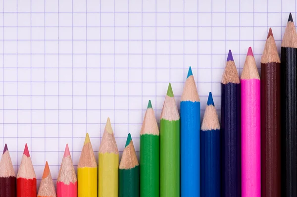 Lápis multicoloridos sobre papel — Fotografia de Stock