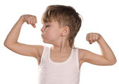 malý chlapec protahuje biceps
