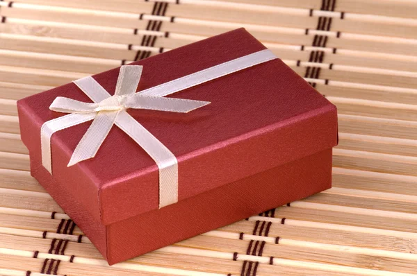 Caixa de presente vermelho — Fotografia de Stock
