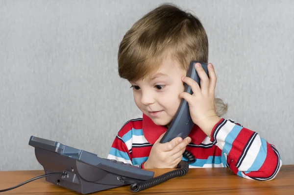 Chlapec s telefonem — Stock fotografie