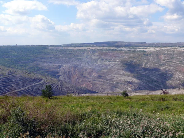 Mine de charbon ouverte dans la ville Korkino - Russie — Photo