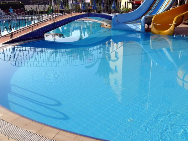 Surface de la piscine d'eau — Photo